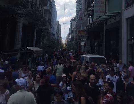 Εικόνες πανικού από το κέντρο της Αθήνας μετά τον σεισμό – Ξύπνησαν μνήμες 1999! (εικόνες, βίντεο)